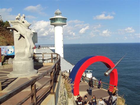  Fortress of Memories: Busan's Taejongdae Park and Its Breathtaking Coastal Beauty!