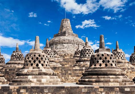 Candi Borobudur: An Architectural Marvel Overlooking Time and Tranquility!