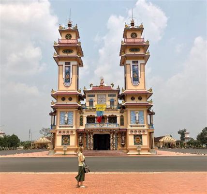 Cao Dai Temple: Gizemli Bir Tarihin ve Renkli Bir Mimarinin Buluştuğu Nokta!