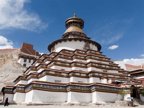  Gyangtse Dzongu Manastırı: Devasa Kubbe ve Çarpıcı Heykelcikler İçeren Tarihi Bir Tapınak!