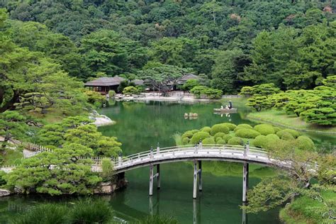  Miyajima Miyoteki Parkı: Tarih Kokan Japon Bahçesi ve Göz Alıcı Manzaralar!