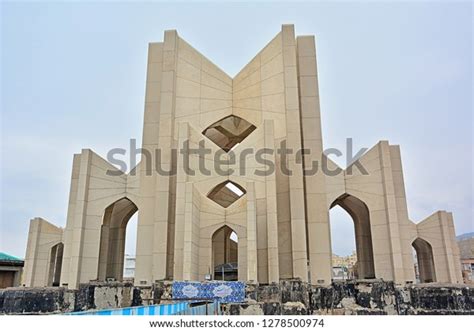  Ostad Shahrestani's Tomb ve Müzesi: Ölümsüz Bir Mimarının Anısına