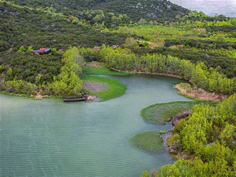  Wangwu Shan Milli Parkı: Muhteşem Manzaralar ve Gizemli Şelalelerin Buluştuğu Yer!